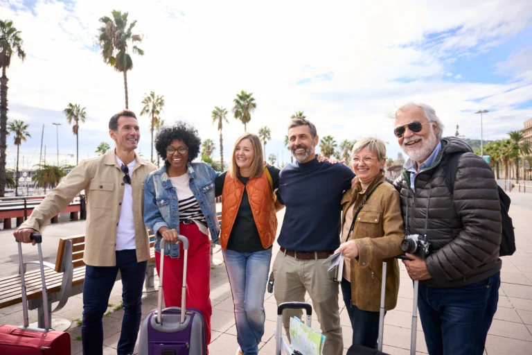 grupo-de-amigos-sonrientes-de-mediana-edad-y-diversos-posando-abrazados-y-mirando-un-lado